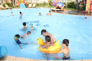 Ở bể bơi nhỏ dành cho trẻ em ngày trong khuôn viên Cụm Bể bơi No1, những cư dân nhí dưới 5 tuổi đi theo anh chị cũng được thoải mái bơi lội, nghịch nước…