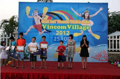 Tại lễ trao giải, bà Hoàng Hoa Anh Đức, Giám đốc Trung tâm DVKH VIP - Tập đoàn Vingroup cho biết: “Giải bơi Thanh Thiếu niên Vincom Village là một trong những hoạt động nằm trong định hướng hoạt động của Vingroup, góp phần nâng cao đời sống tinh thần và phong trào rèn luyện thể chất của cộng đồng “cư dân nhí” tại Vincom Village như: Trại hè Vincom Village 2012, Câu lạc bộ bơi, Câu lạc bộ Tennis …”. Giải bơi Thanh thiếu niên Vincom Village năm 2012 chỉ là một trong rất nhiều hoạt động kiến tạo cộng đồng mà chủ đầu tư Vingroup thường xuyên cho cư dân.