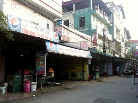 Những quán bánh tôm mọc lên san sát ở đường vào phủ Tây Hồ, Hà Nội