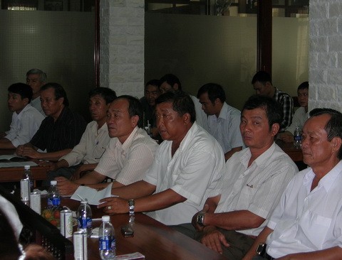 Rất nhiều nông dân bán cá cho Công ty Bình An cũng tham dự buổi họp báo, nghe công bố phương án trả nợ, tái cấu trúc Bianfishco.