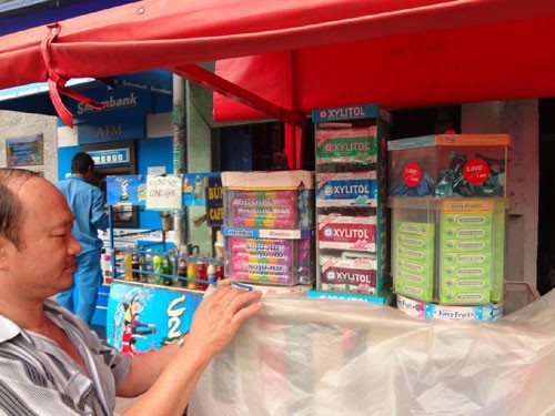 Các cửa hàng bán kẹo cao su như thế này rất phổ biến ở Việt Nam.