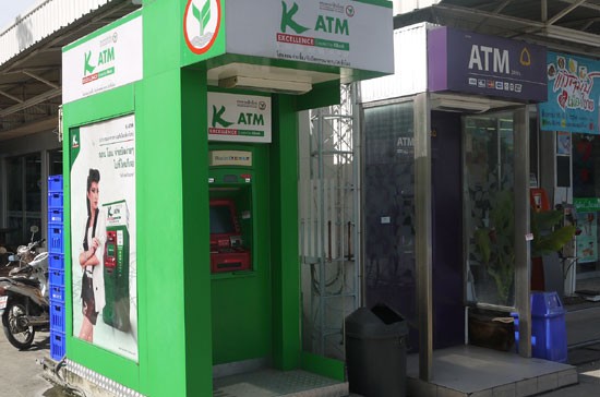 Kế bên các siêu thị luôn có một vài cây ATM cho khách cần tiền lẻ.
