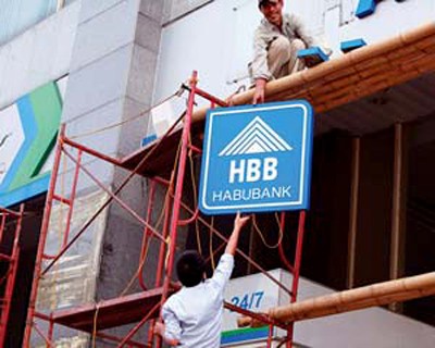 Sau sáp nhập, SHB trở thành ngân hàng có vốn điều lệ gần 9.000 tỷ đồng, tổng tài sản trên 120.000 tỷ đồng, trên 240 chi nhánh, phòng giao dịch trên cả nước với 5.000 cán bộ, nhân viên. Toàn bộ khách hàng của Habubank sẽ được chuyển giao cho SHB với quyền lợi hoàn toàn được đảm bảo. Ảnh: Một số phòng giao dịch gỡ bỏ biển hiệu của Habubank