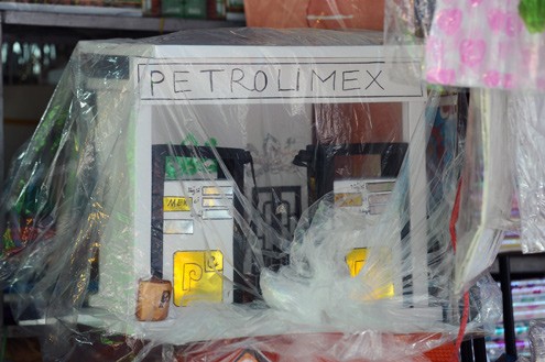 Một "trạm bán xăng dầu" mới xuất hiện trên sạp hàng. Theo chủ hàng, giá bán từ 150.000 đồng đến 200.000 đồng.