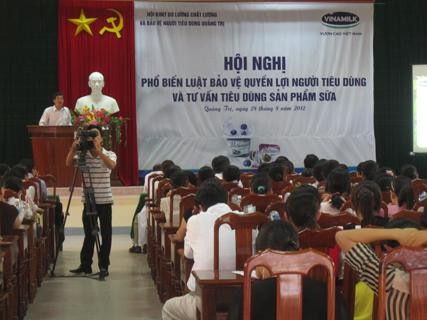 Ông Nguyễn Hồng Sinh-Giám đốc Chi nhánh Vinamilk Đà Nẵng giới thiệu về Công ty Vinamilk tại hội nghị.
