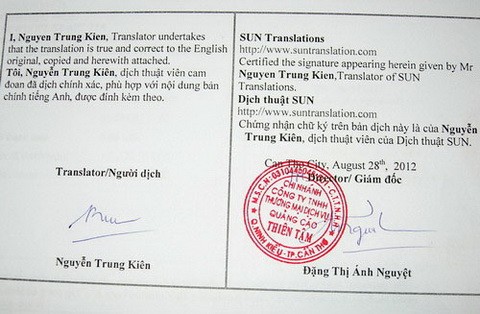 Những giấy tờ từ Mỹ gửi về được ông Trần Văn Trí, chồng bà Phạm Thị Diệu Hiền, mang đi dịch ra tiếng Việt để gửi đến cơ quan chức năng.