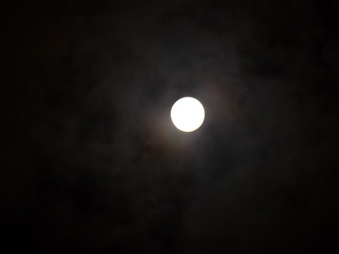 Vào lúc sau 0h ngày 1/9, bầu trời quang, ít mây nên trăng sáng rõ. Ảnh: Lê Thành Hưng.