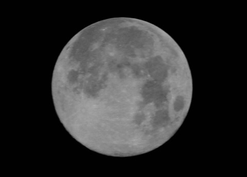 Cứ sau khoảng 2,7 năm "trăng xanh" xuất hiện một lần. Ảnh: Nguyễn Huyền..