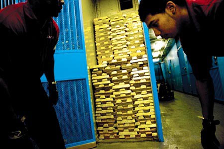 Vận chuyển vàng vào phòng chứa trong kho vàng lớn nhất thế giới nằm dưới tòa nhà NYFR.