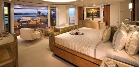 Phòng ngủ chính có một boong riêng ở phía đuôi tàu.