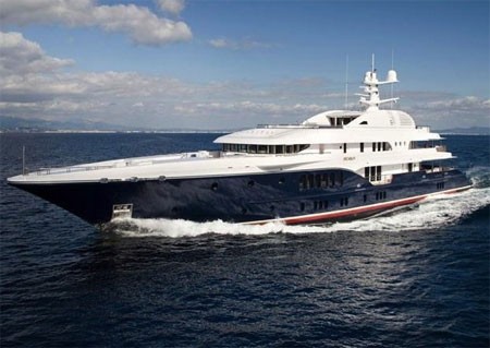 Theo trang Business Insider, siêu du thuyền Sycara V lần đầu ra mắt công chúng tại Triển lãm Du thuyền Monaco 2010 và đã giành một giải thưởng tại Giải Siêu du thuyền Thế giới năm 2011.