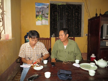 Ông Liễu Viết Ninh (phải) trao đổi với phóng viên