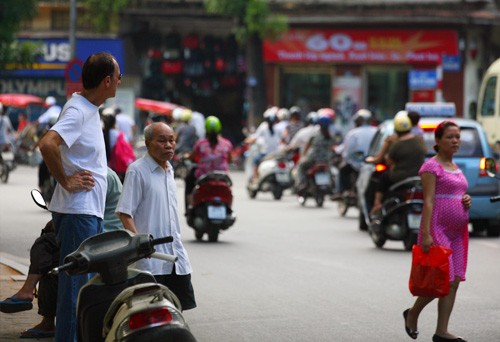 Vị khách này đứng 5 phút chờ dòng người đi đường thưa vắng để sang đường, trong khi đó do đã "quen", nhiều người Việt Nam vẫn cố sang đường.
