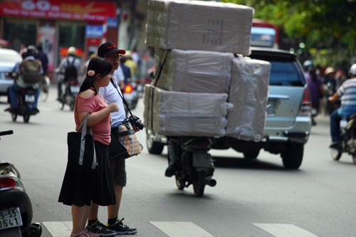 Đôi khách người Trung Quốc này cũng tương tự, đứng rất lâu ở vạch kẻ đường mà không dám "phi" sang đường.