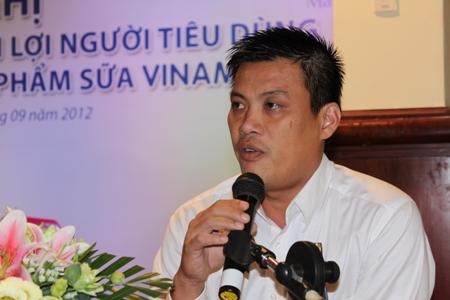 Ông Bùi Hữu Đông Phiên – Quyền Giám đốc Kinh doanh miền Trung 2, Vinamilk chia sẻ với người tiêu dùng tại Đắk Lắk về Công ty Vinamilk tại hội nghị.