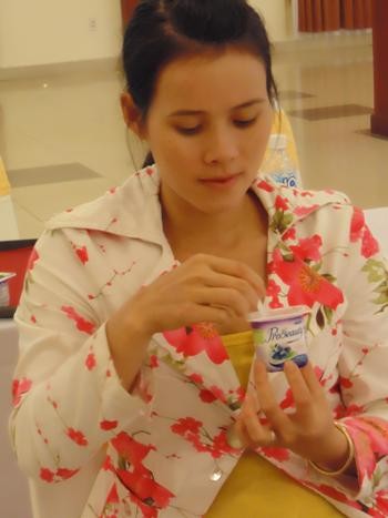 Người tiêu dùng tại Đắk Lắk sử dụng thử sản phẩm sữa chua ProBeauty mới của Vinamilk
