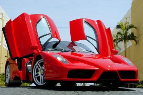 Vào đầu tháng 5, hình ảnh một chiếc xe Ferrari bị bỏ lại tại Dubai được lan truyền mạnh trên mạng. Đây là mẫu xe Ferrari Enzo, được sản xuất với số lượng hạn chế và có giá trị khoảng một triệu USD. Chiếc xe được cho là của một doanh nhân người Anh bỏ lại sau khi người này trốn khỏi Dubai do nợ nần. Ảnh: Hình ảnh chiếc Ferrari Enzo khi còn mới.