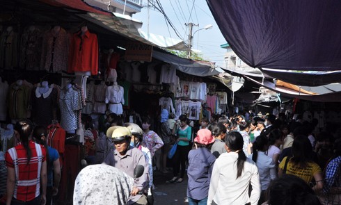 Chợ vải Ninh Hiệp (thuộc huyện Gia Lâm), cách trung tâm Hà Nội khoảng 25km được biết đến như một trong những đầu mối trung chuyển vải Trung Quốc lớn nhất miền Bắc. Gần như quanh năm, khu chợ tấp nập người mua kẻ bán.