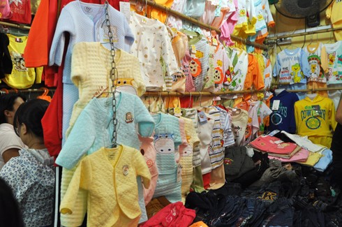 Quần áo trẻ em năm nay cũng nở rộ với mẫu mã và màu sắc đa dạng, nhưng không có biến động lớn về giá cả tại đây. Một bộ đồ thu đông cho trẻ sơ sinh có giá khoảng 120.000 đồng, so với năm ngoái ở mức dưới 100.000 đồng (giá mua buôn).
