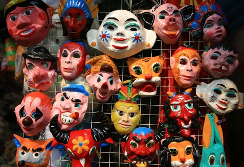 Những chiếc mặt nạ giấy phóng phú về màu sắc và chủng loại. Chúng được bán chung với những chiếc mặt nạ nhựa Trung Quốc, có giá rẻ hơn một nửa.
