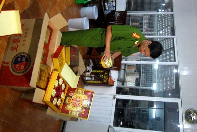 Hàng trăm vỏ hộp bánh Trung thu nhập trái phép từ Trung Quốc