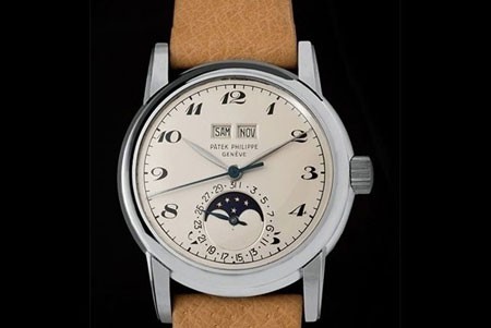 Đồng hồ chuẩn số 2497 Những con số theo thiết kế của hãng Breguet và lịch vạn niên đóng vai trò xác định địa vị đây là một trong những đồng hồ đỉnh cao nhất từng được sản xuất trên thế giới. Ước tính, trị giá của chiếc đồng hồ có vỏ bạch kim, sản xuất năm 1954 này là 4 triệu USD.