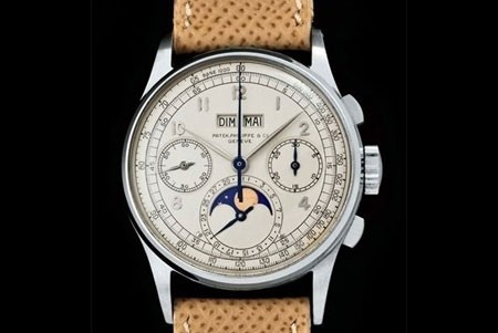 Đồng hồ chuẩn số 1518 Chiếc đồng hồ chuẩn số 1518 này được làm bằng thép, sản xuất vào năm 1943. Đây là chiếc đồng hồ đầu tiên thuộc mẫu này, và chỉ có khoảng 4 chiếc đồng hồ như vậy được biết là còn đến hiện nay. Với lịch vạn niên và đồng hồ bấm giờ, chiếc đồng hồ này là một dấu mốc của hãng Patek. Ước tính, chiếc đồng hồ này trị giá khoảng 6 triệu USD.
