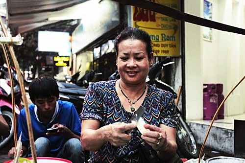 Có gần 20 năm bán ốc nóng trên con phố ẩm thực Tống Duy Tân, nên quán ốc nhỏ của cô lúc nào cũng đông nghịt khách.