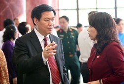 Bộ trưởng Vương Đình Huệ tại hành lang Quốc hội (ảnh: Việt Hưng)