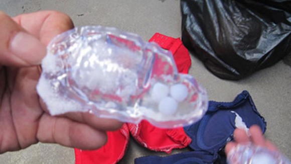 Một túi chất lỏng được phát hiện trong áo ngực bán ở Việt Nam.