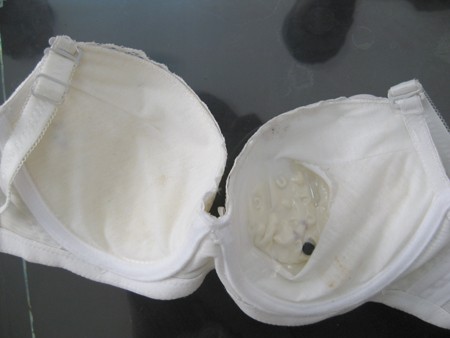 Những áo ngực phụ nữ có chứa chất lạ được thu giữ tại Đội QLTT số 1.