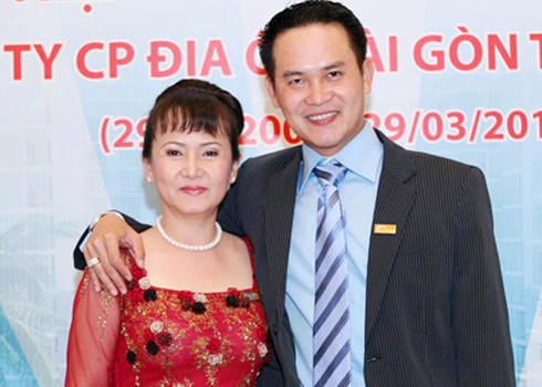 Vợ ông Thành, bà Huỳnh Bích Ngọc, Chủ tịch HĐQT Công ty cổ phần Sản xuất thương mại Thành Thành Công và con trai Đặng Hồng Anh, Chủ tịch HĐQT Sacomreal.