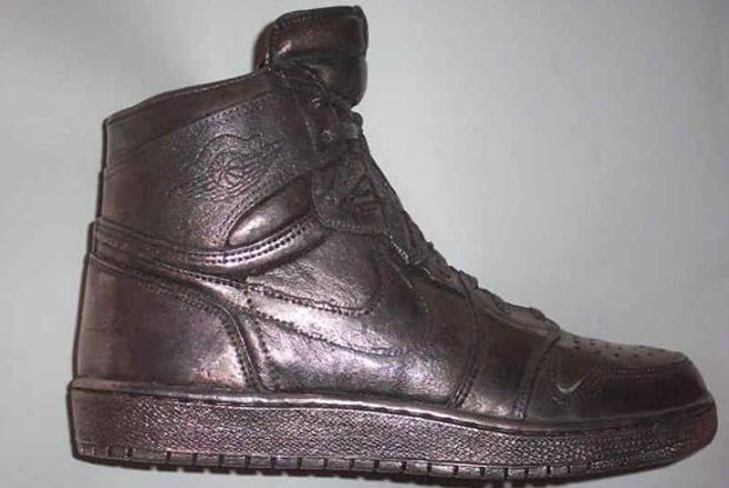Giày ánh bạc Air Jordan Silver Shoes Giá: 60.000 USD Đôi giày từng thuộc về ngôi sao bóng rổ người Mỹ Michael Jordan đã được rao bán trên mạng đấu giá eBay với giá 60.000 USD. Người rao bán cho biết, đôi giày là món quà sinh nhật mà Michael Jordan được tặng cách đây vài năm. Ngôi sao bóng rổ này từng là đại sứ thương hiệu cho dòng sản phẩm giày Jordan của hãng Nike.