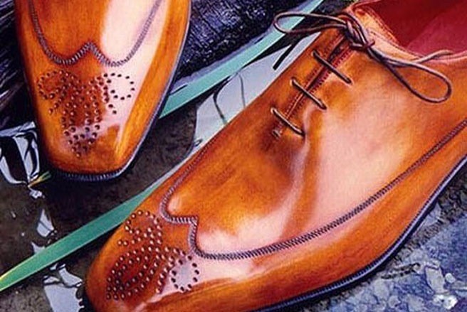 Giày sản xuất thủ công của Berluti Giá: 1.830 USD Giày sản xuất thủ công của các thương hiệu nổi tiếng luôn được các khách hàng giàu có ưa chuộng. Berluti, hãng giày có lịch sử từ năm 1895, hiện thuộc sở hữu của hãng đồ hiệu Moet Hennessy Louis Vuitton, đã tung ra sản phẩm giày mang tên Ady Loafer’s để đáp ứng nhu cầu này.