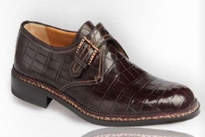 Giày da nam của hãng Testoni Giá: 38.000 USD Testoni là một hãng giày cao cấp được thành lập ở Bologna, Italy vào năm 1929. Đôi giày da nam này được làm từ các nguyên liệu bao gồm da cá sấu, da dê mềm, vàng và kim cương, có khả năng chống thấm nước siêu đẳng.
