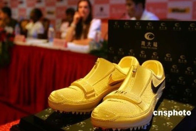 Giày chạy bằng vàng Giá: 24.000 USD Dù có tên là giày chạy nhưng chắc không ai có ý định mua đôi giày này về để chạy. Đôi giày được rao bán ở Thượng Hải vào năm 2007, làm từ 620 gram vàng nguyên chất.