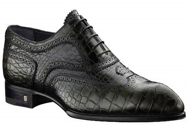 Giày nam của hãng Louis Vuitton Giá: 10.000 USD Với mong muốn phá bỏ quan niệm cho rằng Louis Vuitton chỉ là một thương hiệu dành cho phái đẹp, hãng này đã tung ra một đôi giày tuyệt đẹp cho nam trong bộ sưu tập Xuân/Hè 2010. Làm từ chất liệu da cá sấu, đôi giày là sự kết hợp giữa tài nghệ thủ công truyền thống, hơi hướng cổ điển, và sự lịch lãm.