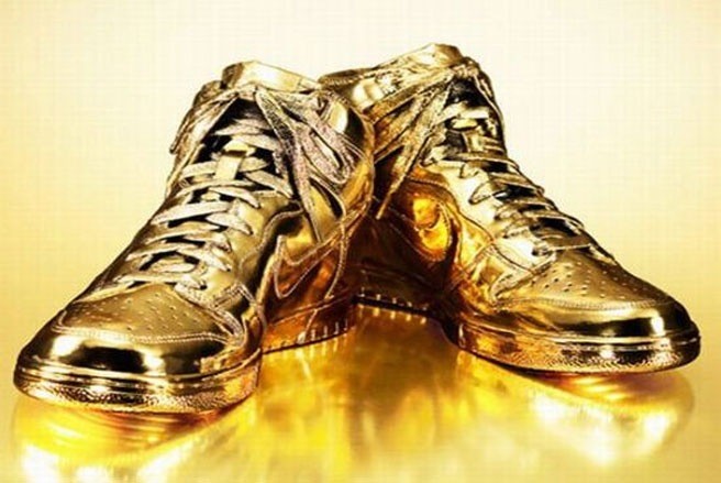 Giày đế cao của Nike Giá: 5.405 USD Đôi giày mang nhãn hiệu Nike này được phủ vàng hoàn toàn, bao gồm cả phần dây buộc giày. Nếu ai đó chịu chi để tậu đôi giày này chắc sẽ chẳng dám đi mà chỉ để đưa vào bộ sưu tập.