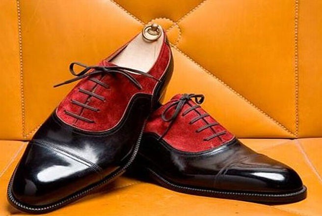 Giày Stefano Bemer Giá: 2.000 USD Thợ giày người Italy Stefano Bemer, người đã có thời gian hợp tác với hãng Gucci, là một trong những thợ đóng giày thủ công nổi tiếng nhất thế giới. Mỗi đôi giày của Bemer phải mất tới khoảng 3 tháng để hoàn thành, nhưng đó thực sự là món quà hoàn hảo đối với đôi chân của người dùng.