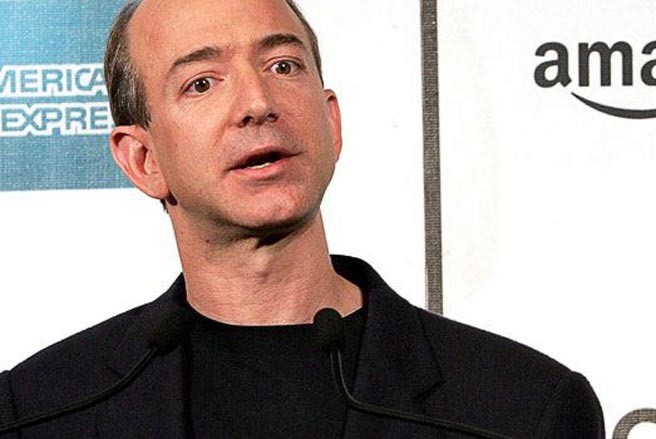 1. Jeff Bezos Người sáng lập kiêm Giám đốc điều hành Amazon Bezos sinh năm 1964, hiện là một trong những người giàu nhất nước Mỹ với khối tài sản 19 tỷ USD. Đầu năm 2012, website của Amazon đã có hơn 20 triệu mặt hàng, phần lớn trong số chúng là những món đồ vụn vặt như dụng cụ khoan, giày, vợt bóng bàn... Không chỉ là kho sách trực tuyến khổng lồ, Amazon hiện còn đồng nghĩa với một cửa hàng bách hóa tổng hợp trực tuyến.