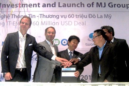 Tom Trần (bên phải) bắt tay vui vẻ với các nhà đầu tư hồi tháng 9.2011.
