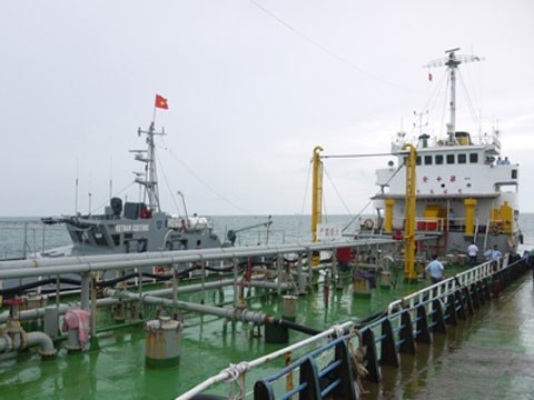 Tàu Giang Châu (Trung Quốc) lợi dụng chính sách TNTX bơm hơn 2.000 tấn xăng A92 vào ba tàu của Việt Nam để tiêu thụ trên thị trường nội địa, vừa bị bắt giữ cuối tháng 7 vừa qua.Ảnh: Tiền Phong
