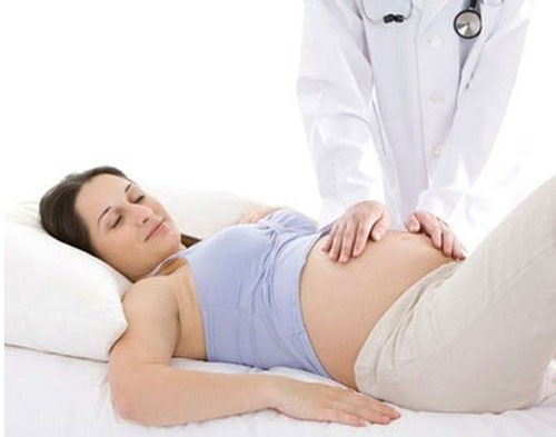 Khi mang thai, sự an toàn của thai nhi luôn là mối quan tâm hàng đầu của những bà mẹ. Ảnh minh họa