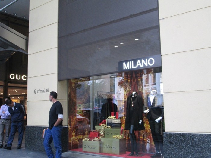 Cửa hàng đồ hiệu Milano tại Hà Nội cửa đóng then cài vì cơ quan chức năng kiểm tra (trưa 7/12) .