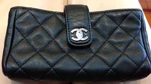 Chiếc ví bỏ điện thoại hiệu Chanel này có giá 700 USD nhưng nếu không nhìn kỹ logo, người mua dễ bị lừa bởi hàng nhái có giá 2 triệu đồng.