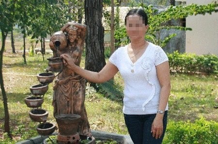 Bà N.T.T.H (giám đốc một công ty truyền thông tại quận Tân Bình, TP.HCM) trong chuyến đi tìm mua tượng nhà mồ tại Đăk Lăk
