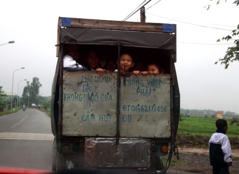 Những học sinh tại Mỹ Đức, Hà Nội tới trường trong chiếc xe tải bịt kín cũ kỹ. Độc giả Nguyễn Hữu Hùng - tác giả tấm hình chia sẻ. "Đây là những hình ảnh tôi bắt gặp thường xuyên trên đường đi làm, trông rất tội nghiệp".
