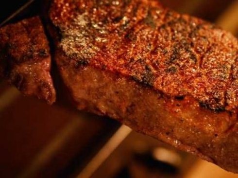 1. Thưởng thức những miếng thịt bò ngon nhất thế giới Cửa hàng Nhật Bản Aragawa nổi tiếng bởi hai món: thịt bò Kobe nướng tái trên than hồng và mức giá 550 USD cho mỗi suất ăn. Nhưng cần gì phải lo lắng về giá tiền khi chúng ta đang muốn tiêu bớt tiền trước ngày tận thế.