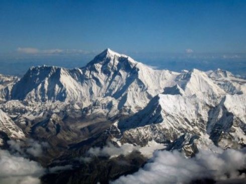 2. Chinh phục đỉnh Everest Với những người có ý muốn chinh phục đỉnh Everest, họ phải trả 10.000 USD cho giấy phép được leo lên ngọn núi này. Ngoài ra, bạn còn phải tham gia một khóa tập huấn đặc biệt với mức phí 75.000 USD. Tuy nhiên, bạn sẽ được tận hưởng một cảm giác tuyệt vời khi ở trên đỉnh “nóc nhà của thế giới” và hoàn thành một điều chưa làm trước ngày tận thế.