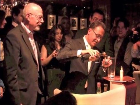 6. Thưởng thức ly cocktail đắt nhất thế giới Bất cứ ai cũng có thể mua một chai rượu đắt tiền nhưng chỉ một số ít người mới được thưởng thức ly cocktail hàng đầu thế giới. Nhân viên pha chế Salvatore Calabrese đã trộn lẫn các loại rượu hảo hạng lại với nhau để tạo nên ly cocktail 'Salvatore's Legacy'. 'Salvatore's Legacy' có mức giá 8.830 USD một ly và phải gọi 4 ly mỗi lần.